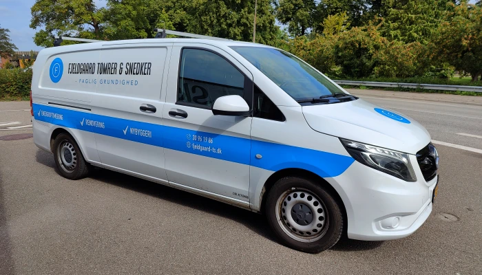 Servicebil for Fejlgaard Tømrer & Snedker designet og folieret af Gylling Skilte – rent og professionelt look i blå og hvid, der afspejler håndværksmæssig kvalitet.