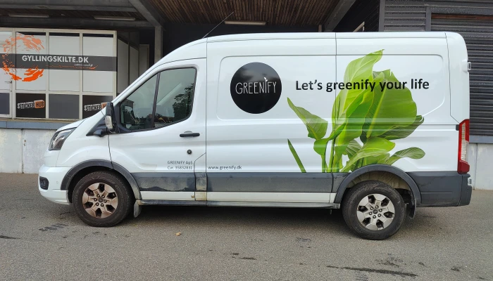 Greenify servicebil dekoreret af Gylling Skilte – grøn og bæredygtig identitet overført til et friskt og moderne bildesign.