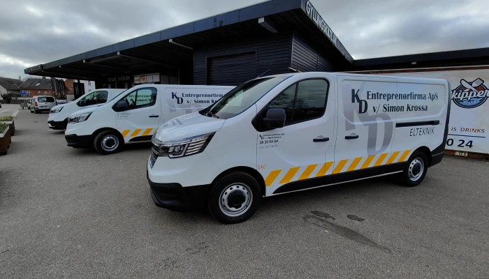 Flåde af KLD servicebiler designet af Gylling Skilte – elegant og ensartet firmaprofil med klare gule sikkerhedsdetaljer. En løsning, der forener branding, synlighed og professionalisme.