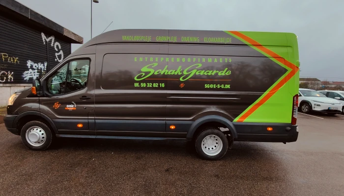 Entreprenørfirmaet Schak Gaarde’s servicebil folieret af Gylling Skilte – dynamisk design i sort, grøn og rød, der skaber et moderne og genkendeligt udtryk. En stærk løsning til professionel profilering.