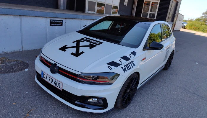 VW Polo med unikt Off-White inspireret design, udført med præcision af Gylling Skilte – et kreativt folieprojekt med blikfang og stil.